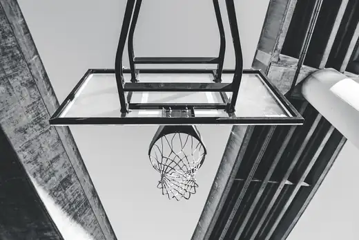 Basketballkorb von unten fotografiert, dahinter das Dach eines überdachten Freiplatzes
